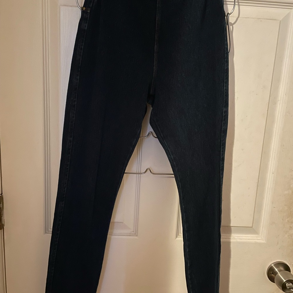 Comfortable pull on fit and a smoothing waistband that gives you a flattering